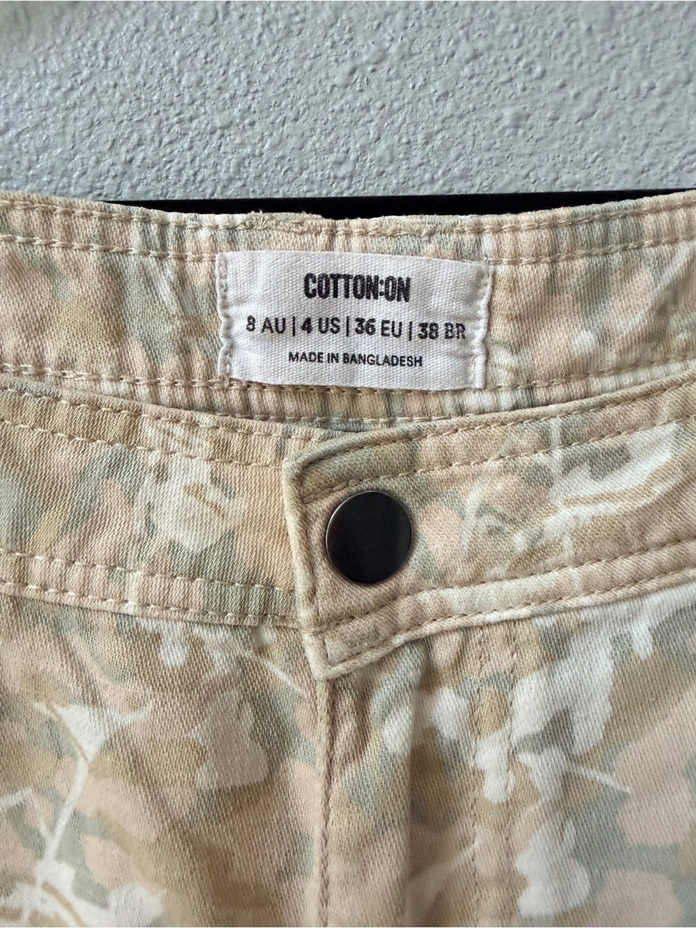 Cotton On Beige Camouflage Floral Cargo Pants Size 4 - Picture 3 of 16